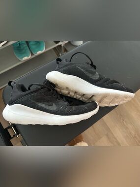 Nike Black and White Low-Top Mesh Trainers